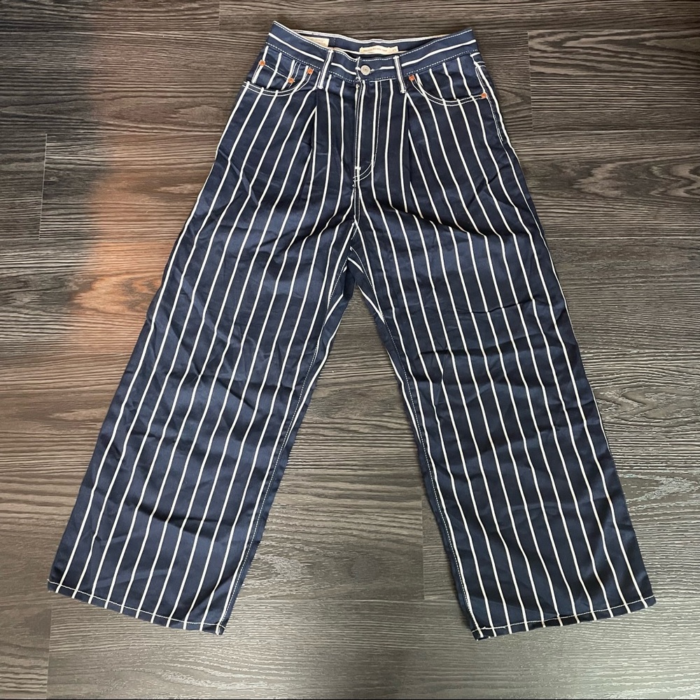 Levi’s Ribcage Pleated Crop
